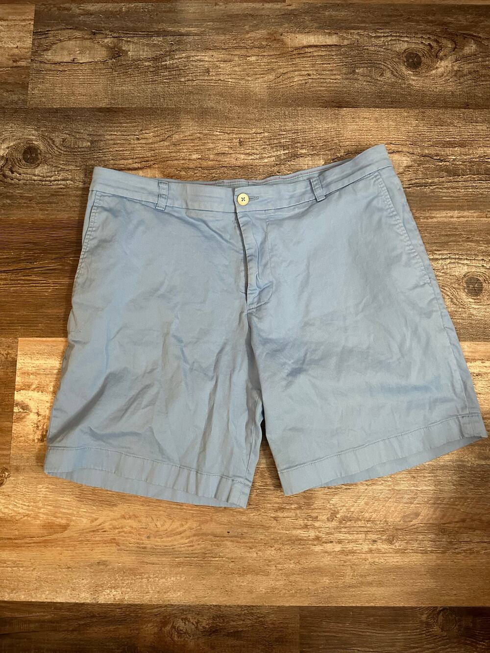 Southern Tide Men’s Classic Fit Shorts blue size 36-small flaw near back pocket